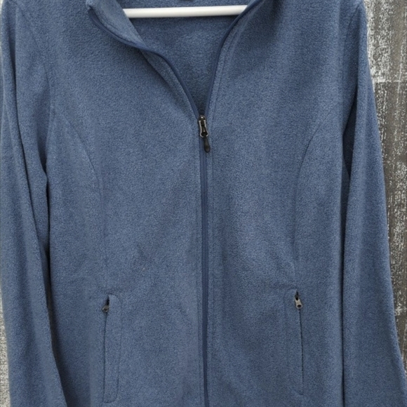 Amazon Essentials Women's Classic-Fit Long-Sleeve Full-Zip Polar Soft Fleece - Picture 4 of 4